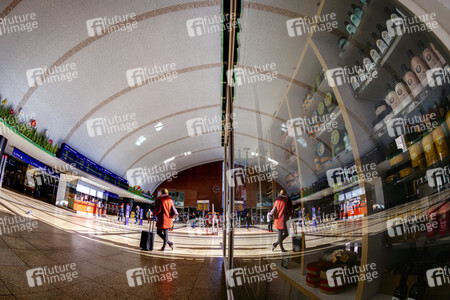Symbolfoto Corona am Hauptbahnhof in Köln