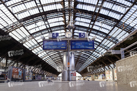 Symbolfoto Corona am Hauptbahnhof in Köln