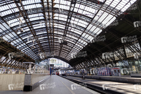 Symbolfoto Corona am Hauptbahnhof in Köln