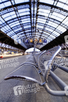 Symbolfoto Corona am Hauptbahnhof in Köln
