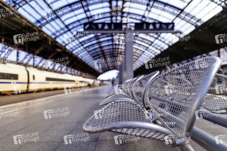Symbolfoto Corona am Hauptbahnhof in Köln