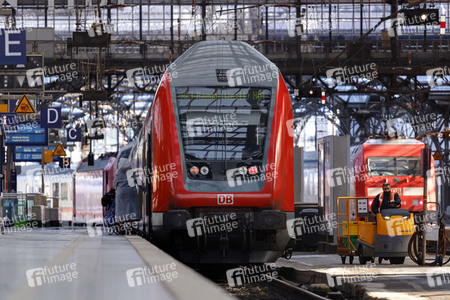 Symbolfoto Corona am Hauptbahnhof in Köln
