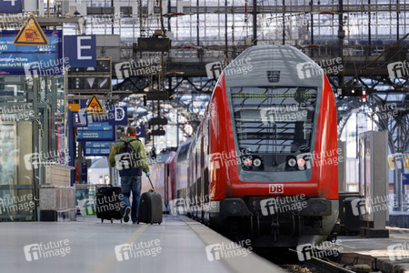 Symbolfoto Corona am Hauptbahnhof in Köln