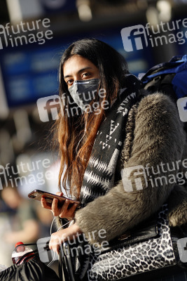Symbolfoto Corona am Hauptbahnhof in Köln