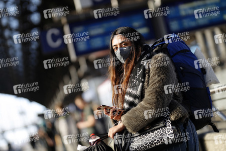 Symbolfoto Corona am Hauptbahnhof in Köln