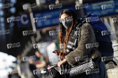 Symbolfoto Corona am Hauptbahnhof in Köln