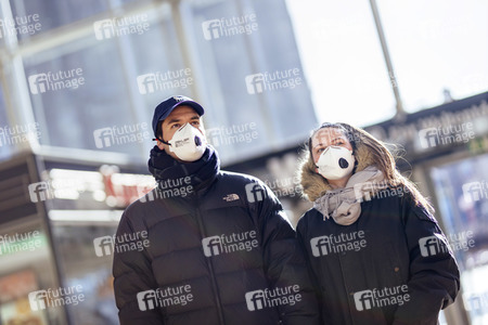 Symbolfoto Corona am Hauptbahnhof in Köln