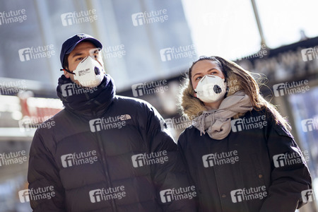 Symbolfoto Corona am Hauptbahnhof in Köln