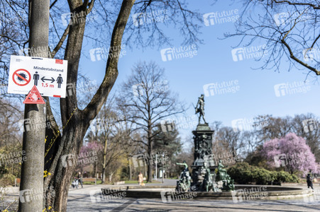 Symbolfoto Mindestabstand wegen Corona in Nürnberg