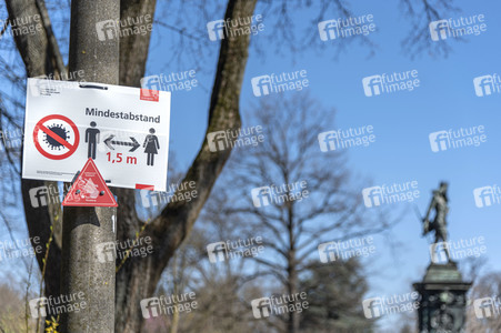 Symbolfoto Mindestabstand wegen Corona in Nürnberg