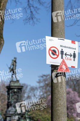 Symbolfoto Mindestabstand wegen Corona in Nürnberg