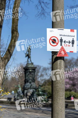 Symbolfoto Mindestabstand wegen Corona in Nürnberg