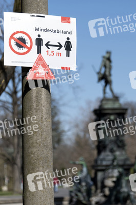 Symbolfoto Mindestabstand wegen Corona in Nürnberg