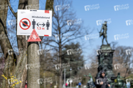 Symbolfoto Mindestabstand wegen Corona in Nürnberg