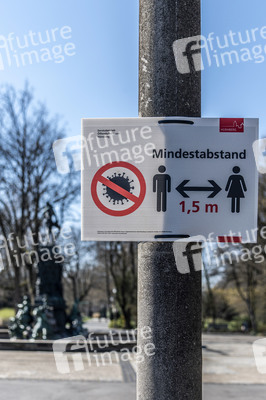 Symbolfoto Mindestabstand wegen Corona in Nürnberg