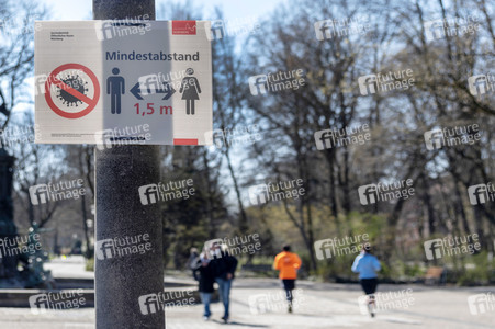 Symbolfoto Mindestabstand wegen Corona in Nürnberg