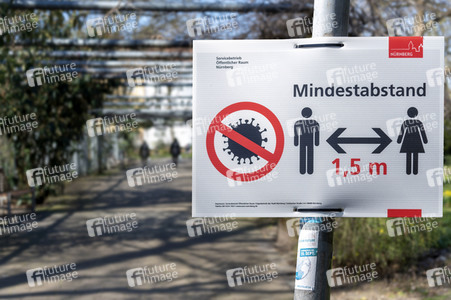 Symbolfoto Mindestabstand wegen Corona in Nürnberg