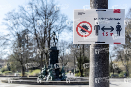 Symbolfoto Mindestabstand wegen Corona in Nürnberg