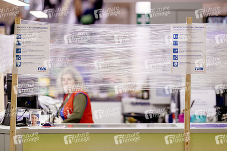 Symbolfoto Corona-Schutzmaßnahmen im Supermarkt