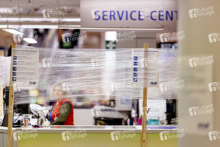 Symbolfoto Corona-Schutzmaßnahmen im Supermarkt
