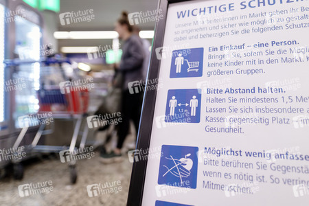 Symbolfoto Corona-Schutzmaßnahmen im Supermarkt