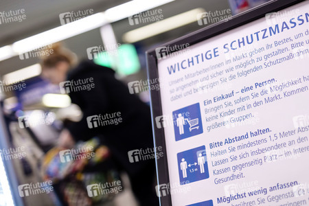 Symbolfoto Corona-Schutzmaßnahmen im Supermarkt