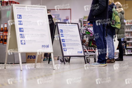 Symbolfoto Corona-Schutzmaßnahmen im Supermarkt