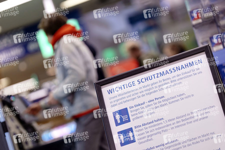 Symbolfoto Corona-Schutzmaßnahmen im Supermarkt