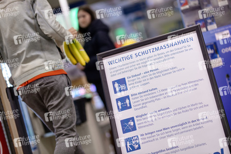 Symbolfoto Corona-Schutzmaßnahmen im Supermarkt