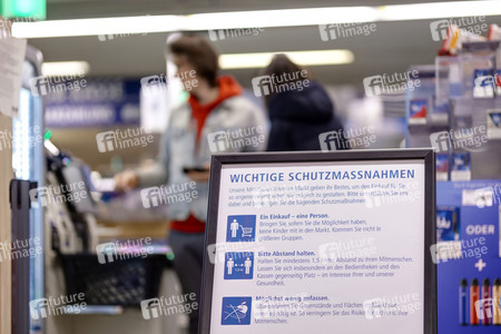 Symbolfoto Corona-Schutzmaßnahmen im Supermarkt