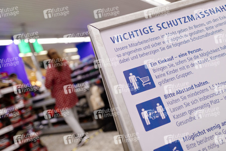 Symbolfoto Corona-Schutzmaßnahmen im Supermarkt