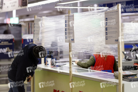 Symbolfoto Corona-Schutzmaßnahmen im Supermarkt