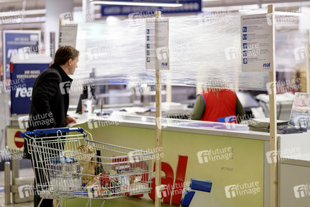 Symbolfoto Corona-Schutzmaßnahmen im Supermarkt