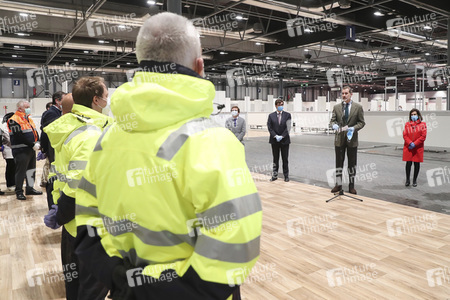 König Felipe besucht Notklinik in Madrid