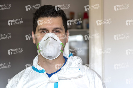 Schornsteinfeger arbeitet während der Coronakrise in Nürnberg