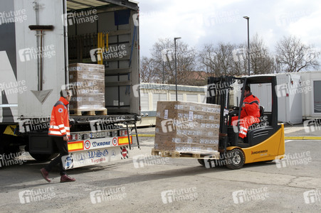 Empfang einer Großspende von Händedesinfektionsmittel in Dresden