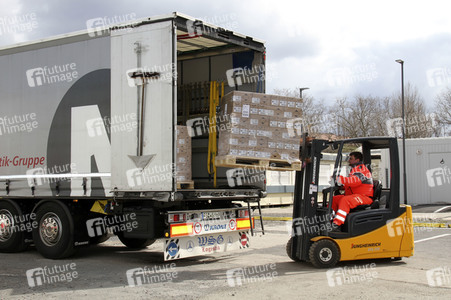 Empfang einer Großspende von Händedesinfektionsmittel in Dresden