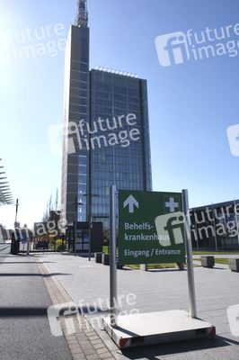 Stephan Weil besichtigt das Behelfskrankenhaus Messe in Hannover
