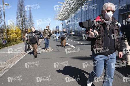 Stephan Weil besichtigt das Behelfskrankenhaus Messe in Hannover