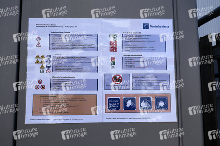 Stephan Weil besichtigt das Behelfskrankenhaus Messe in Hannover