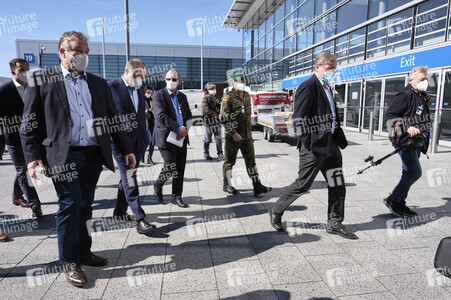 Stephan Weil besichtigt das Behelfskrankenhaus Messe in Hannover