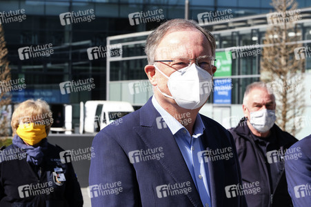 Stephan Weil besichtigt das Behelfskrankenhaus Messe in Hannover