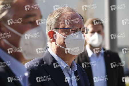 Stephan Weil besichtigt das Behelfskrankenhaus Messe in Hannover