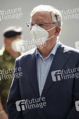 Stephan Weil besichtigt das Behelfskrankenhaus Messe in Hannover