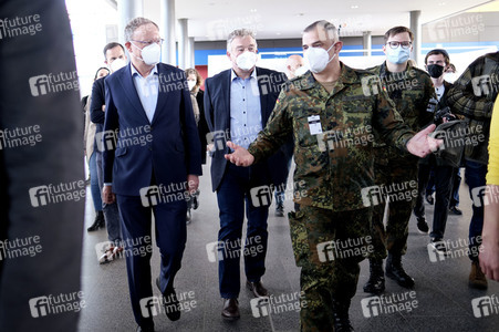 Stephan Weil besichtigt das Behelfskrankenhaus Messe in Hannover