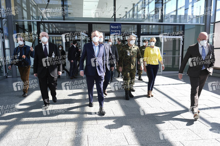 Stephan Weil besichtigt das Behelfskrankenhaus Messe in Hannover