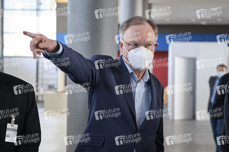 Stephan Weil besichtigt das Behelfskrankenhaus Messe in Hannover