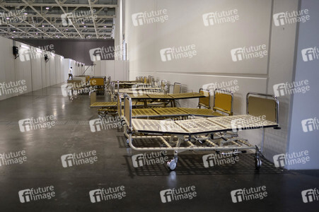 Stephan Weil besichtigt das Behelfskrankenhaus Messe in Hannover