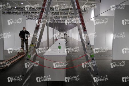 Stephan Weil besichtigt das Behelfskrankenhaus Messe in Hannover