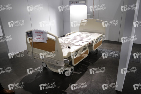 Stephan Weil besichtigt das Behelfskrankenhaus Messe in Hannover